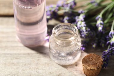 Doğal gaz ve lavanta çiçekleri ahşap masada, yakın plan.