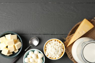 Gri ahşap masada farklı süt ürünleri var. Metin için boşluk