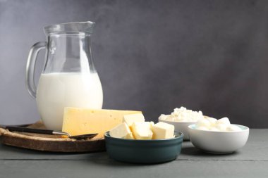 Gri ahşap masada farklı süt ürünleri