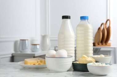 Beyaz mermer masa üzerinde farklı süt ürünleri ve yumurtalar. Metin için boşluk