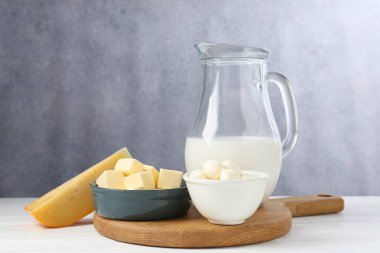 Beyaz ahşap masa üzerinde farklı süt ürünleri