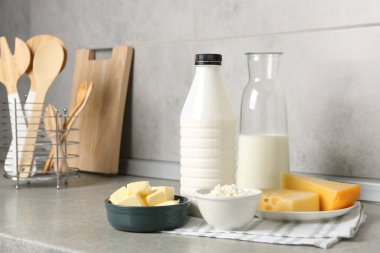 Mutfaktaki gri desenli masada farklı süt ürünleri.
