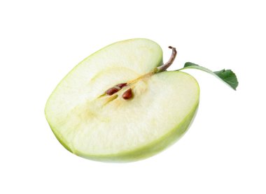 Beyaz yapraklı taze elmanın yarısı