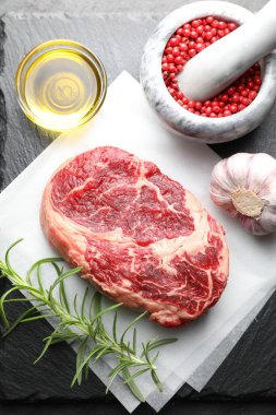 Masada çiğ et ve baharat var.