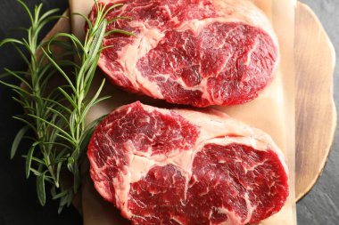 Siyah masada çiğ et ve biberiye parçaları.