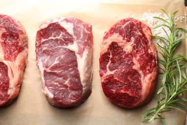 Çiğ et parçaları, biberiye ve parşömen kağıdında tuz, yukarıda.