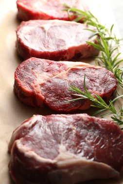 Parşömen kağıdında çiğ et ve biberiye parçaları, yakın plan.