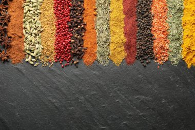 Siyah masada bir sürü farklı baharat var. Metin için boşluk