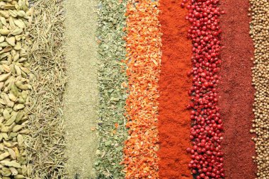 Arka plan olarak birçok farklı baharat, üst görünüm