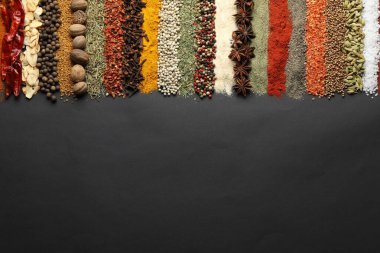 Siyah masada bir sürü farklı baharat var. Metin için boşluk