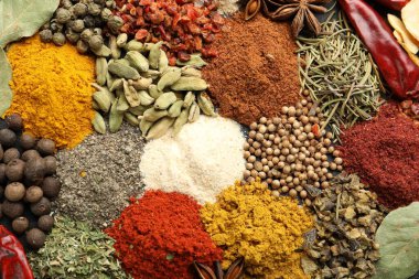 Arka plan, üstten görünüm olarak farklı Aromatik baharatlar