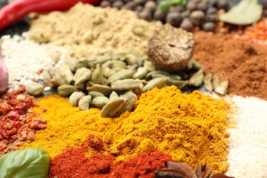 Arkaplan olarak farklı aromatik baharatlar, yakın plan görünüm