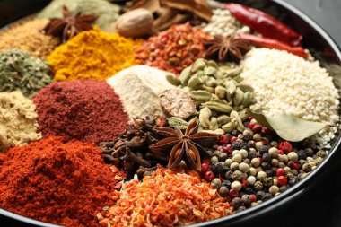 Tabakta çok farklı aromatik baharatlar var, yakın plan.