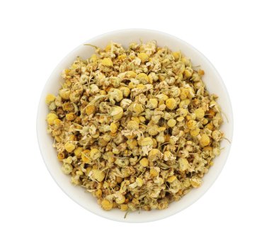 Kuru papatya çiçekleri beyaz kasede izole, üst manzara