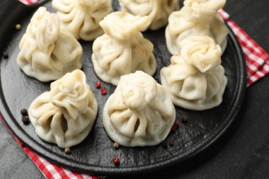 Siyah masadaki baharatlı nefis khinkali.