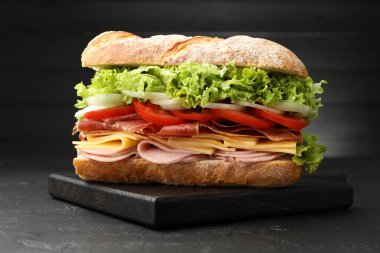Jambonlu ve sebzeli baget sandviç, yakın plan.