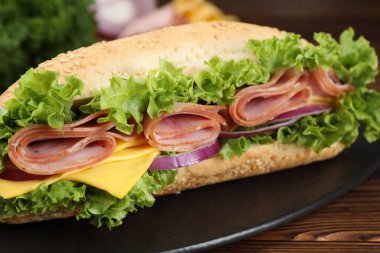 Jambonlu, peynirli ve sebzeli baget sandviç, yakın plan.