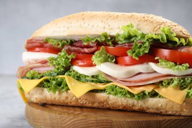 Jambonlu, peynirli ve sebzeli baget sandviç, yakın plan.