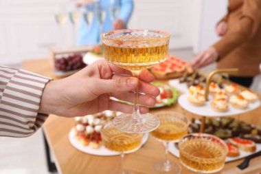 Açık büfede farklı aperatifleri olan, seçici odaklı insanlar.