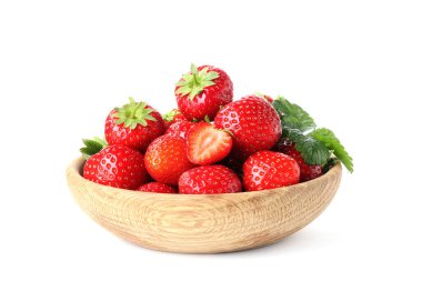 Taze taze, kesilmiş çilek ve yapraklar beyaz kasede izole edilmiş.