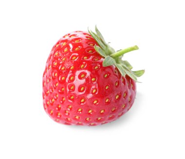 Taze olgun bir çilek, beyaz bir manzarada izole edilmiş.