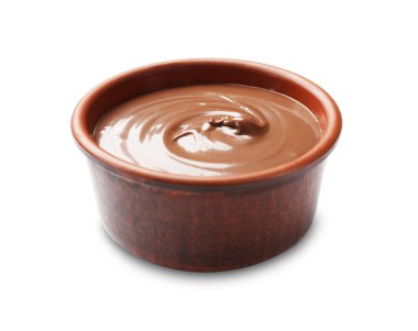 Lezzetli çikolata yağı beyaz kasede izole.