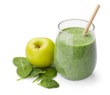 Lezzetli ıspanaklı smoothie ve beyaz üzerine izole edilmiş malzemeler.