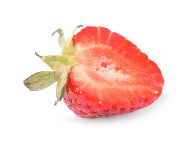 Taze çileğin yarısı beyaz üzerine izole edilmiş.