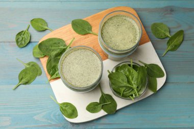 Lezzetli ıspanak püresi ve açık mavi ahşap masa üzerindeki malzemeler.