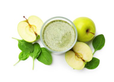 Lezzetli ıspanaklı smoothie ve malzemeler beyaz, üst manzara