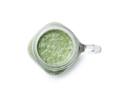 Mason kavanozundaki lezzetli ıspanaklı smoothie beyaz, üst manzara