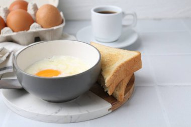 Geleneksel Asya kahvaltısı, yarı haşlanmış yumurta, kahve ve kızarmış ekmek beyaz fayanslı masada, yakın plan. Metin için boşluk