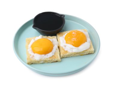 Yarım haşlanmış yumurta ve soya soslu leziz kaya tostları beyaza izole edilmiş. Geleneksel Asya kahvaltısı