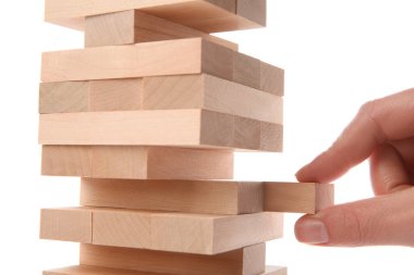 Lviv, Ukrayna - 05 Aralık 2023: Beyaz arka planda Jenga oynayan kadın, yakın plan