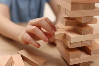 Lviv, Ukrayna - 22 Aralık 2023: Çocuk Jenga kulesinden kapalı masa, yakın plan