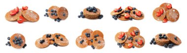 Beyaz arka planda taze böğürtlenli lezzetli Hollanda waffleları (stroopwafels), kolaj