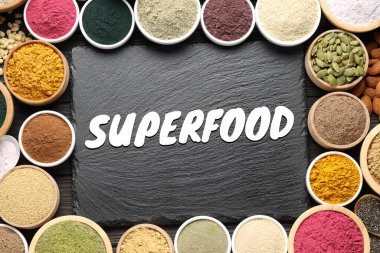 Süper yemek. Farklı pudralar, gıda ürünleri ve tahta tahta tahta üzerinde düz yatıyordu.