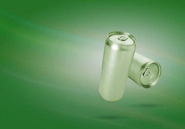 Alüminyum teneke kutular yeşil arkaplanda. Metin için boşluk