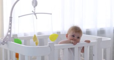 Evdeki beşikte küçük şirin bir bebek, kamera taşınıyor.