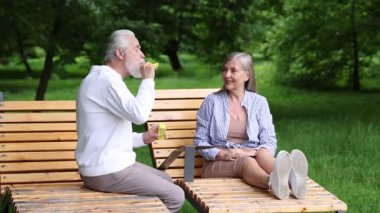 Güzel yaşlı çift parkta sabun köpüğüyle eğleniyor.