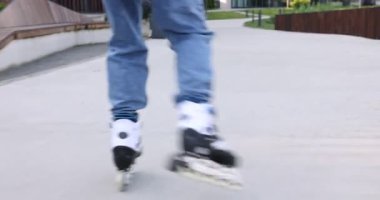 Dışarıda paten kayan adam, yakın plan. Kamera sonradan hareket ediyor