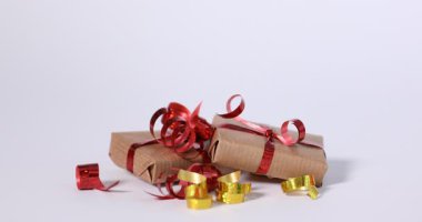 Beyaz arka planda parlak yılanlı flamalar ve hediye kutuları