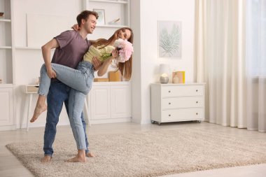 Mutlu genç çift evde dans ediyor. Metin için boşluk