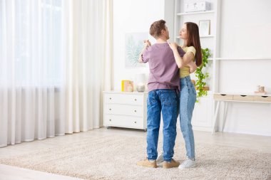 Genç çift evde dans ediyor. Metin için boşluk