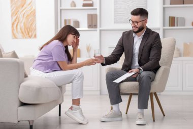 Ofiste hastayla çalışan profesyonel psikolog.