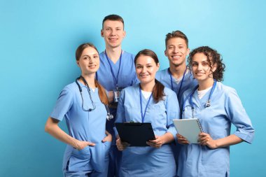 Açık mavi arka planda bir grup tıp öğrencisi