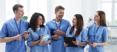 İçeride üniformalı bir grup tıp öğrencisi.