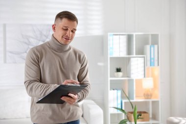 Ofisinde dosyasıyla gülümseyen psikolog. Metin için boşluk