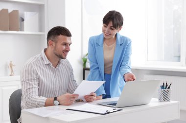 Ofiste müvekkil ile çalışan bir danışman. İş toplantısı