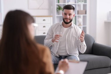 Ofiste hastayla çalışan profesyonel psikolog, seçici odaklanma